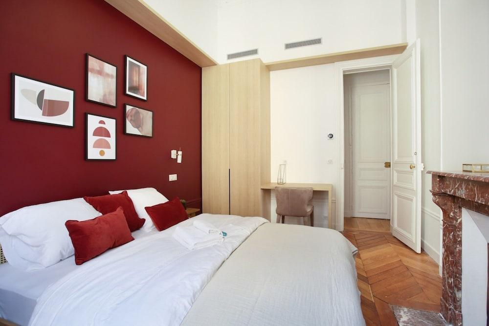 Magnificent Apartment With AC - Louvre Museum - Tap to explore photos