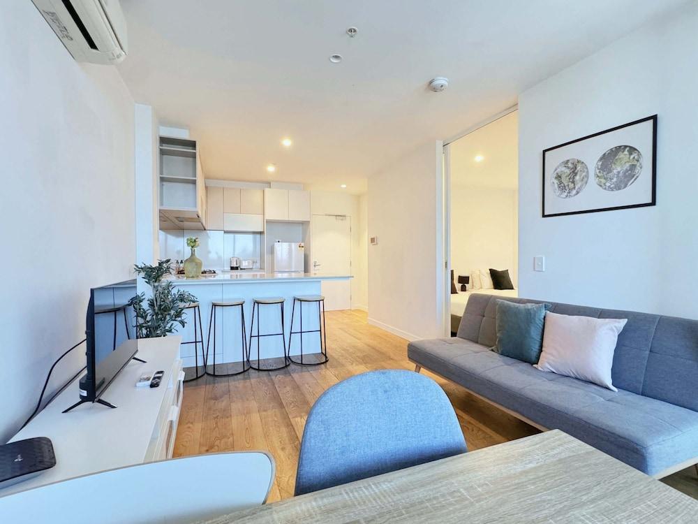 Cozy 2BR Apt Steps From Southern Cross, City Views Room Type - Apartment (2 Bedrooms)