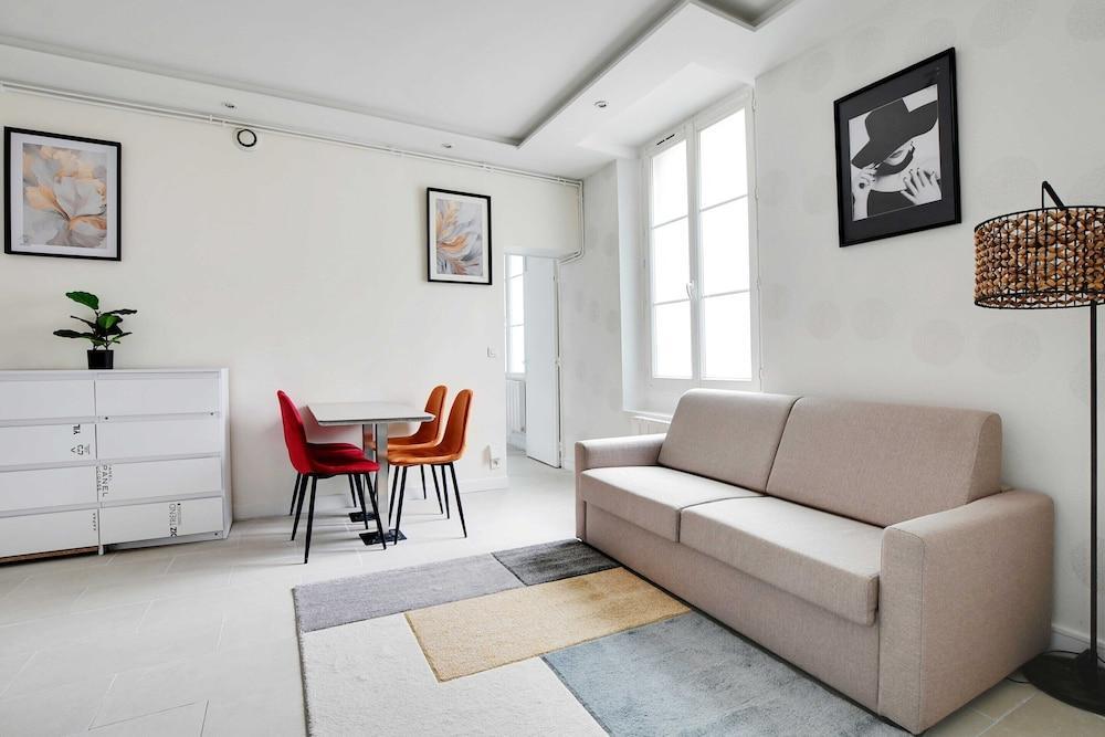 Beautiful Apartment Marais/ Bastille - Tap to explore photos