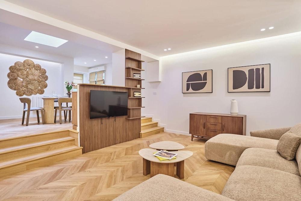 Charming Apartment - Canal Saint-martin - Tap to explore photos