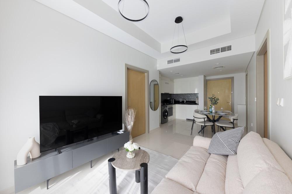 Cozy 2BR in Business Bay Aykon Tower - Tap to explore photos