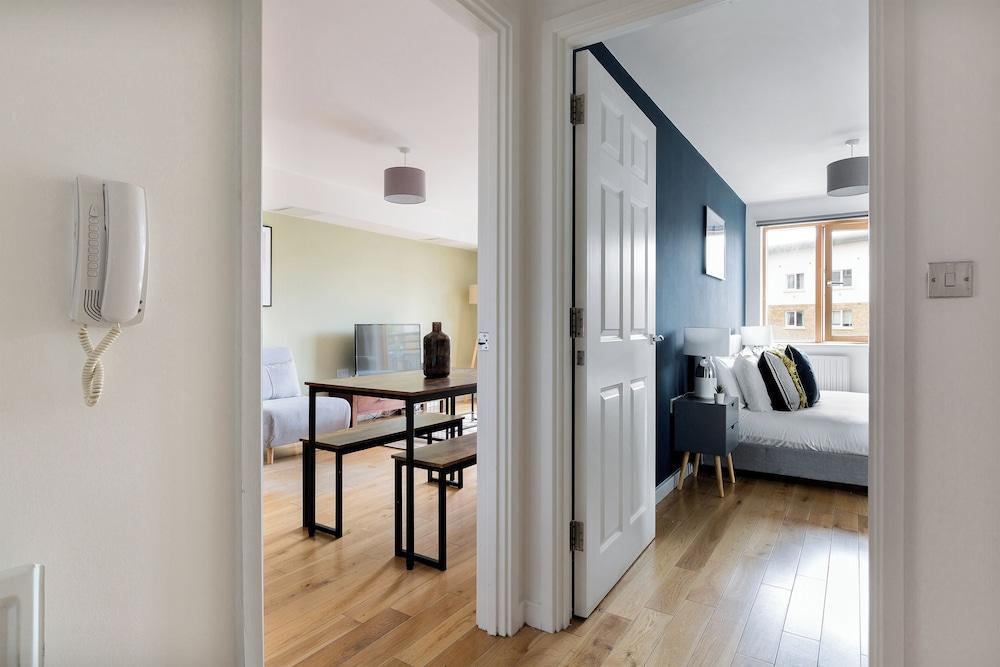 Modern Apartment in Bow - Tap to explore photos