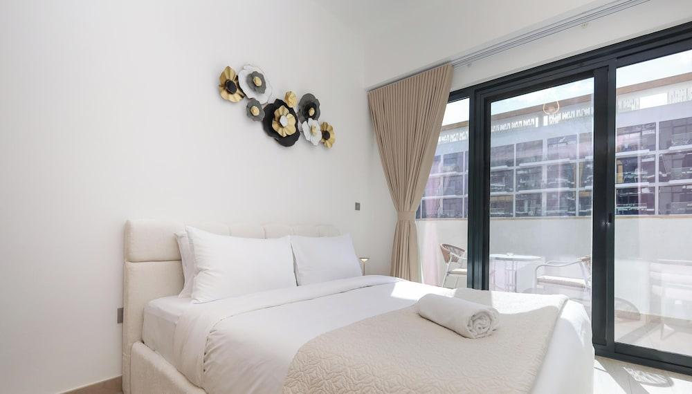 Stylish Riviera Studio Near Downtown - Tap to explore photos