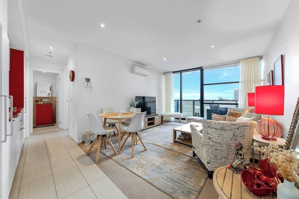 Luxurious one Bedroom Apartment With Pool