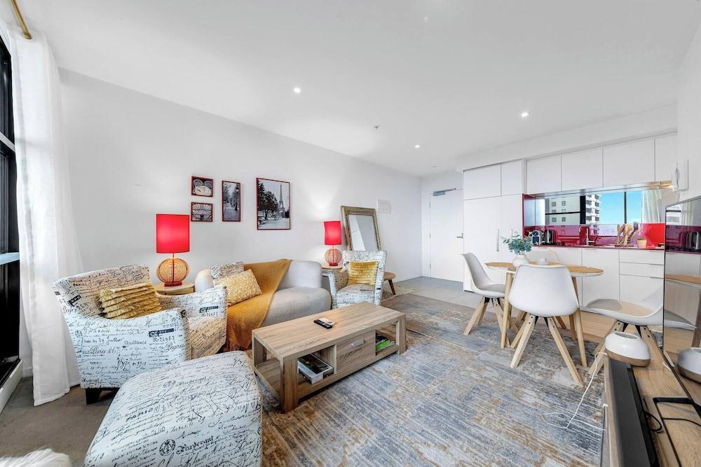 Luxurious one Bedroom Apartment With Pool - Tap to explore photos