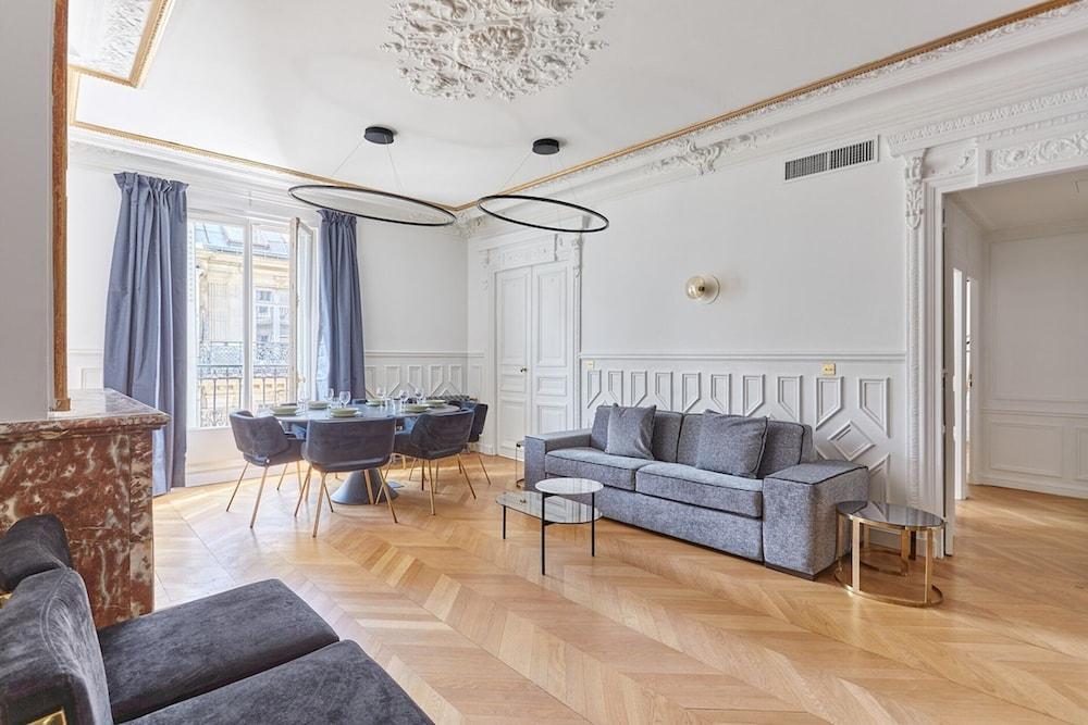 Sublime Apartment Montaigne/arc de Triomphe - Tap to explore photos