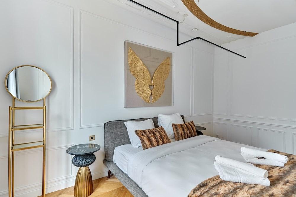 Sublime Apartment Montaigne/arc de Triomphe - Tap to explore photos