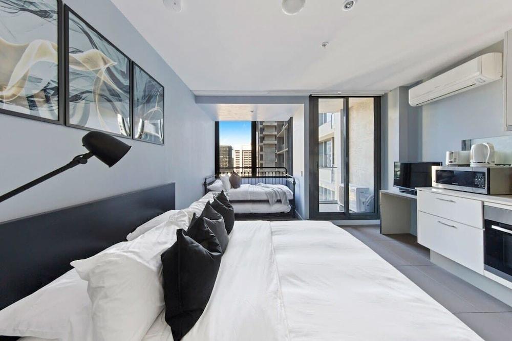 Cozy Studio Retreat by Southern Cross Station - Tap to explore photos