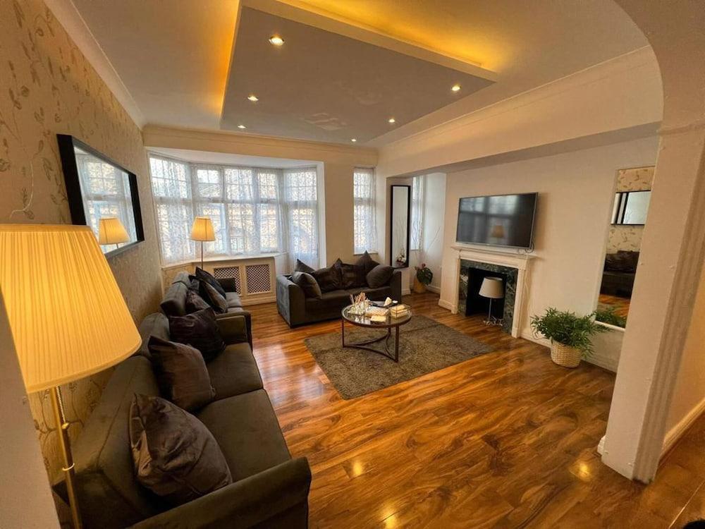 Captivating 4-bed Apartment in London - Tap to explore photos
