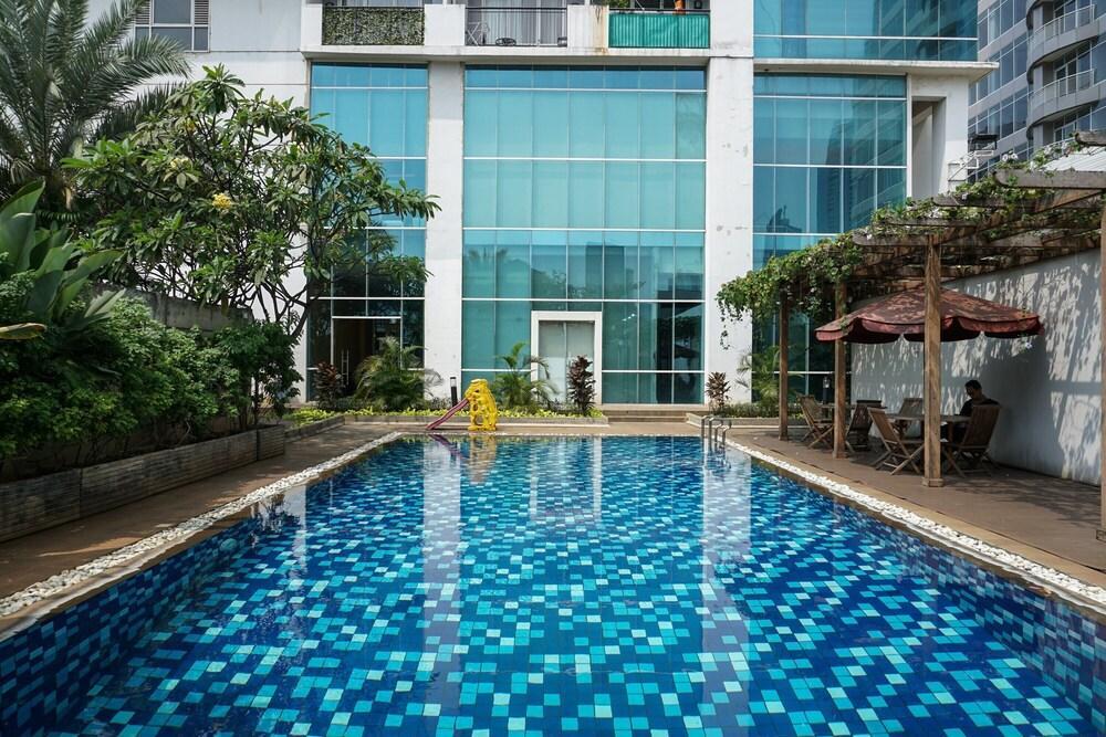 Warm Neutral Look Studio Apartment Ambassade Kuningan - Tap to explore photos