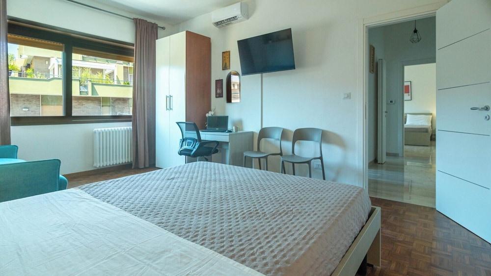 Casa Vacanza Appartamento Irnerio Room Type - Deluxe Apartment, 2 Bedrooms, Air conditioning, City View