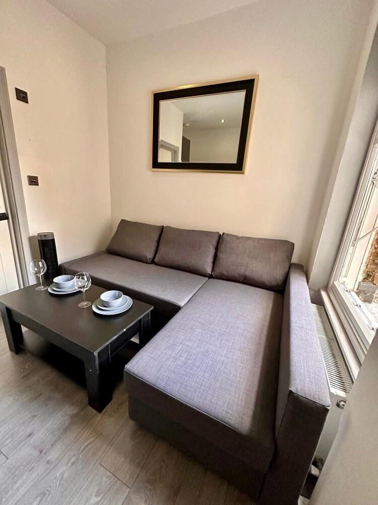 Modern and Spacious Duplex in Earls Court - Tap to explore photos