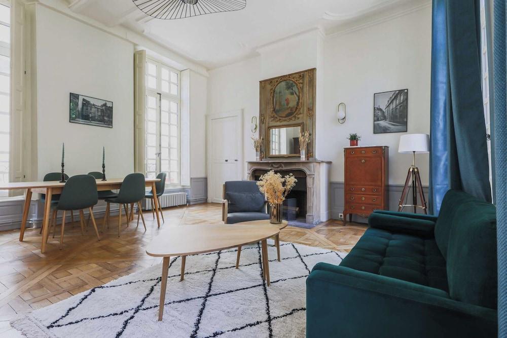 Apartment in Notre-dame Cathedral - Tap to explore photos