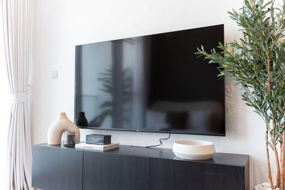 Spacious Studio in Carson C - Damac Hills - Tap to explore photos