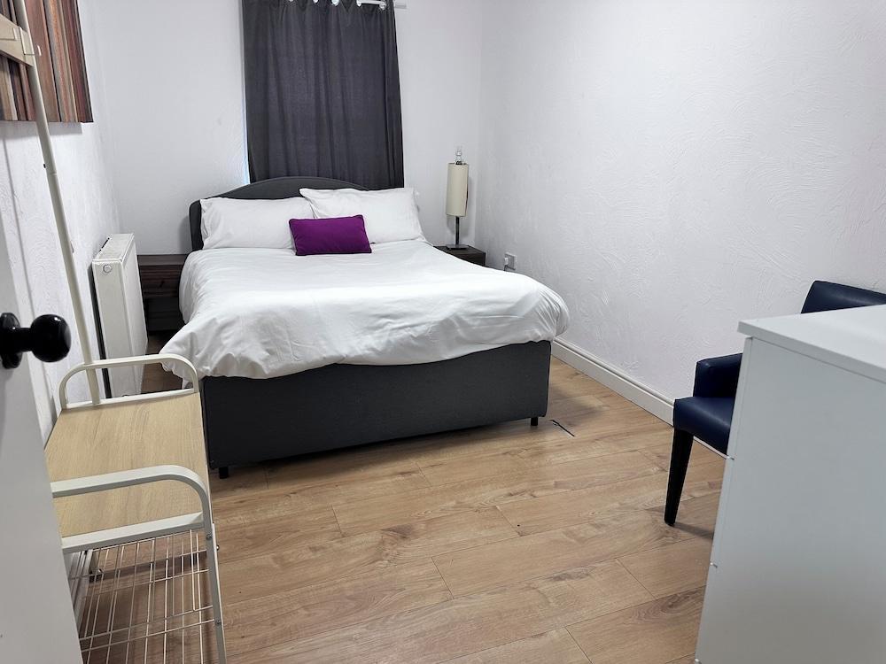 City Apartment Aldgate - Tap to explore photos