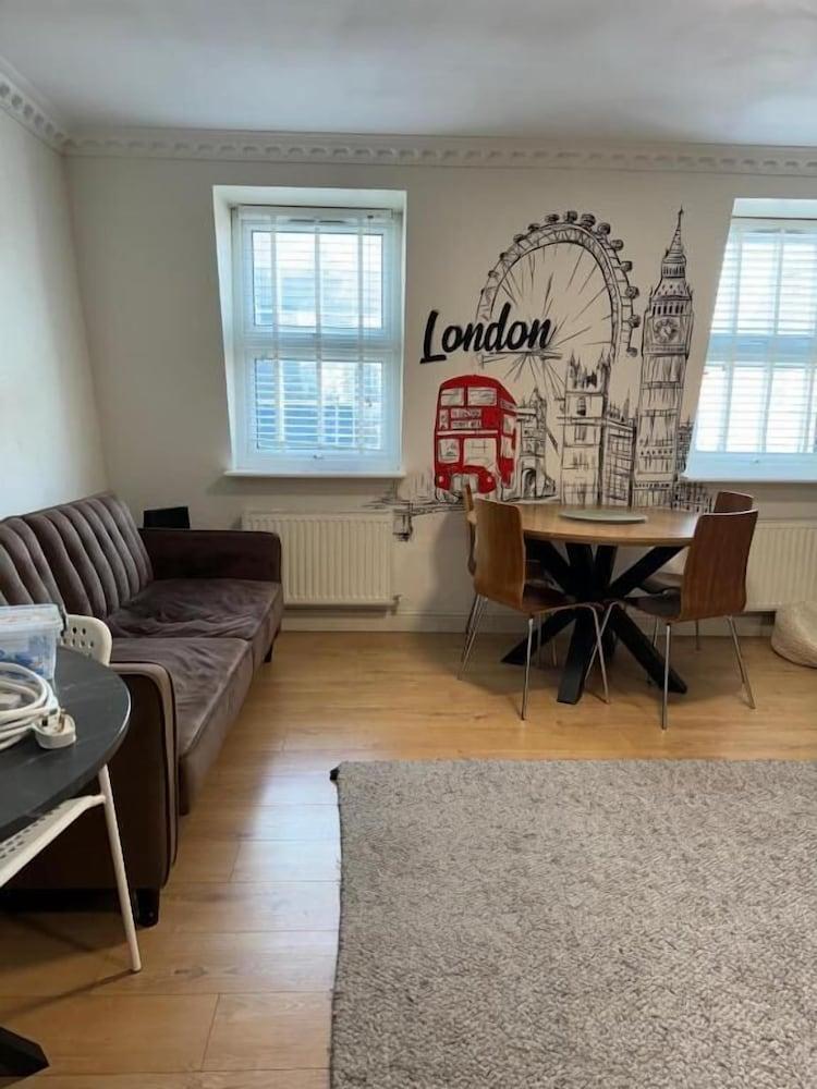 City Apartment Aldgate - Tap to explore photos