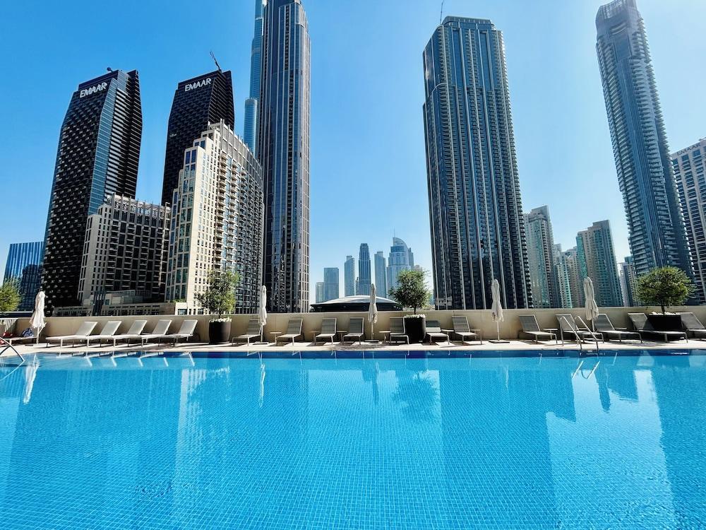 Venduras - Elegant 3BR Burj Khalifa View - Tap to explore photos