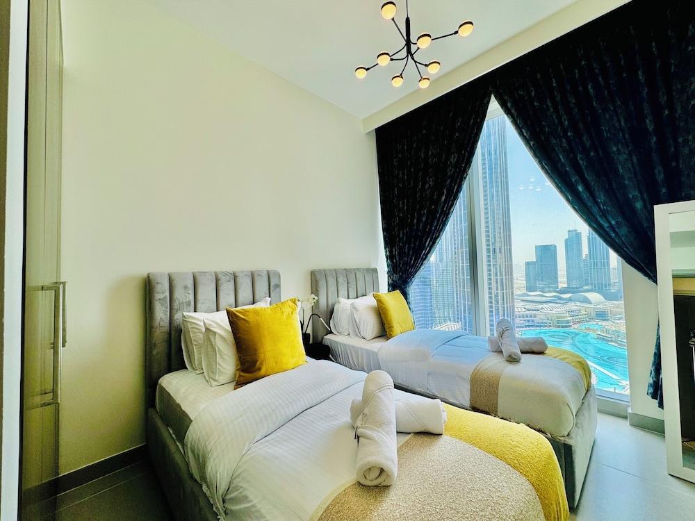Venduras - Elegant 3BR Burj Khalifa View - Tap to explore photos