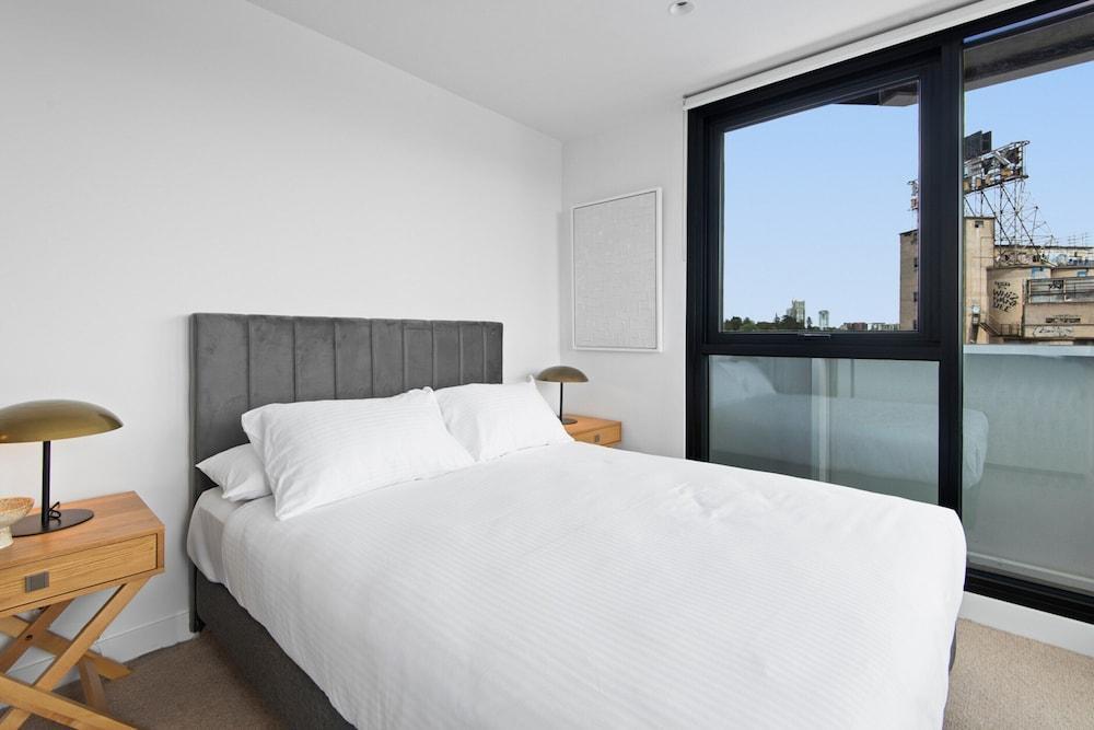 Executive 2-bed Apartment With Views, Gym and Spa - Tap to explore photos