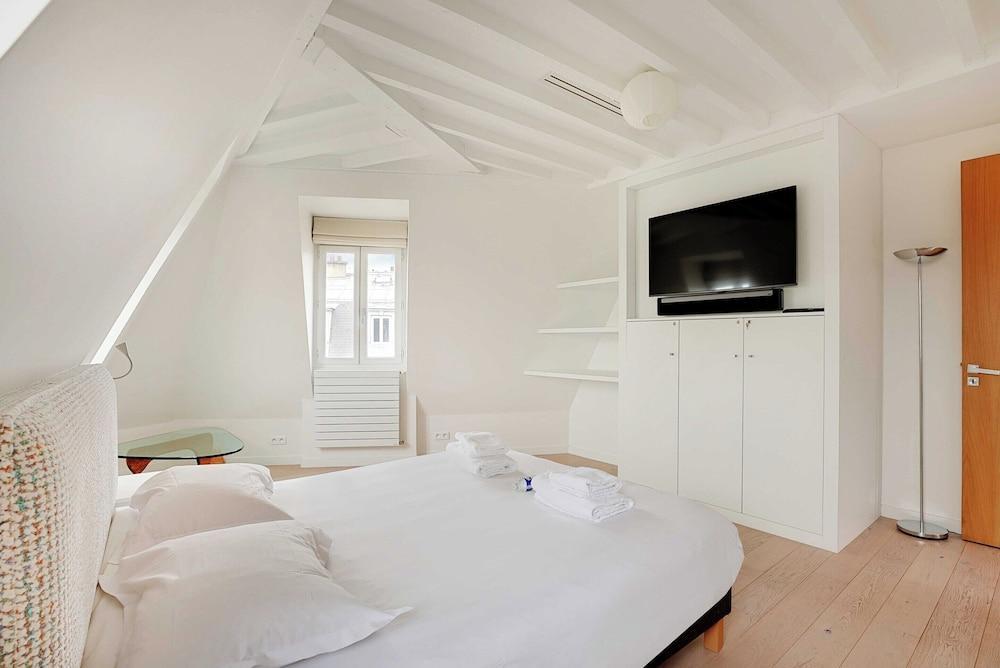Designer Loft - 2bd/6p- Arc de Trimphe - Tap to explore photos