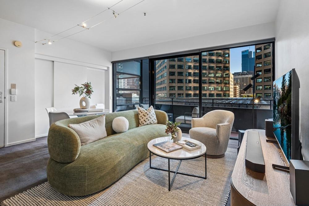Chic Inner-city Stay With Balcony - Tap to explore photos