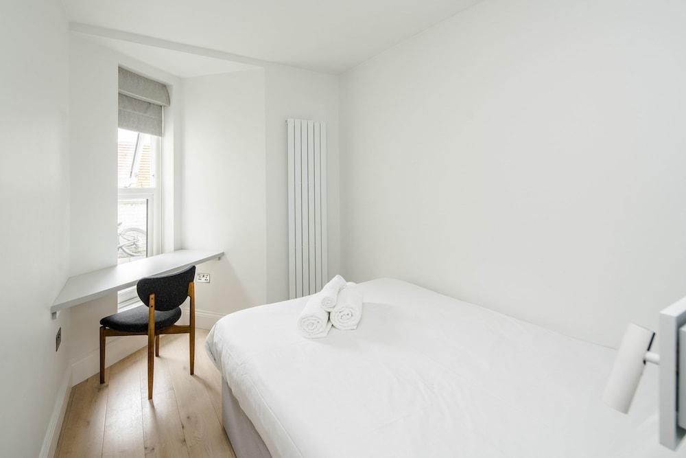 Stylish 2 Bedroom / 2 Bath In Notting Hill - Tap to explore photos