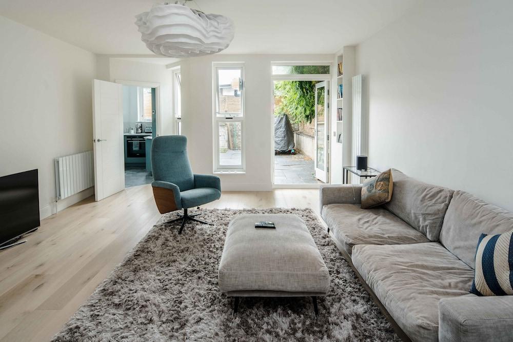 Stylish 2 Bedroom / 2 Bath In Notting Hill - Tap to explore photos