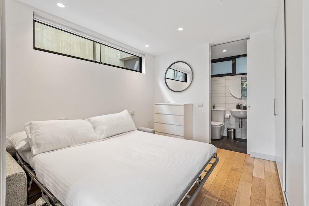 Chic 2-bed Apartment in Vibrant St Kilda - Tap to explore photos
