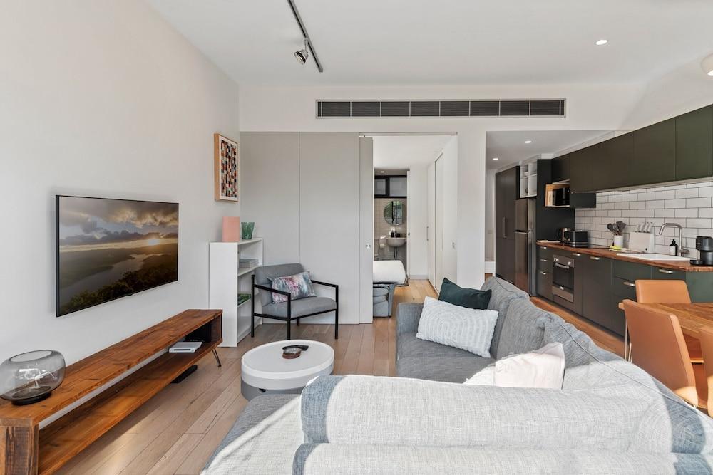 Chic 2-bed Apartment in Vibrant St Kilda - Tap to explore photos