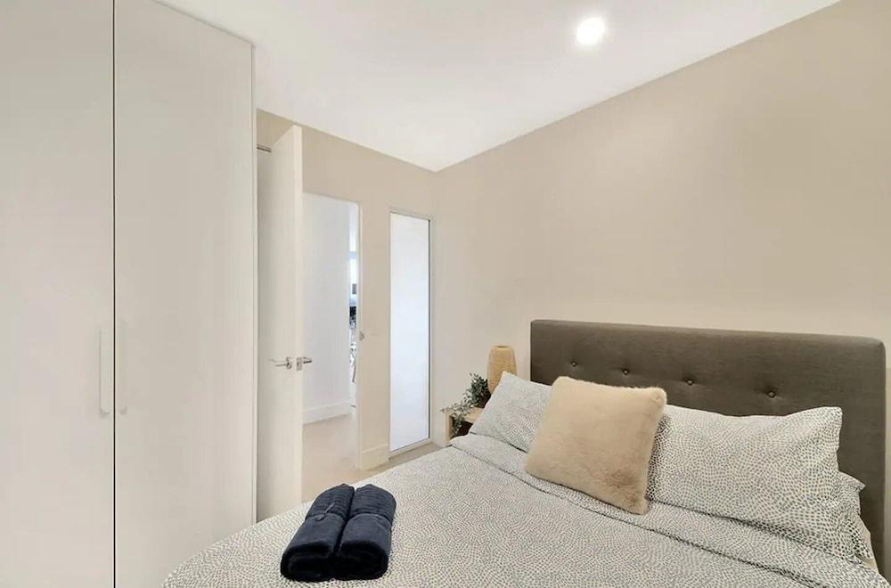 A Cozy & Modern 2BR Apartment, Fantastic Views - Tap to explore photos