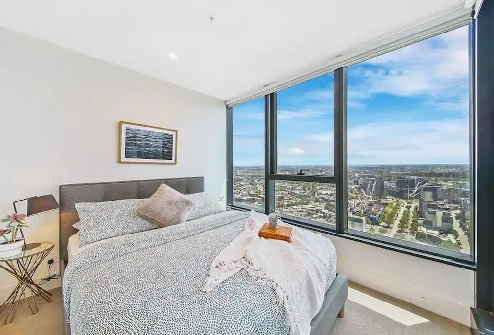 A Cozy & Modern 2BR Apartment, Fantastic Views - Tap to explore photos