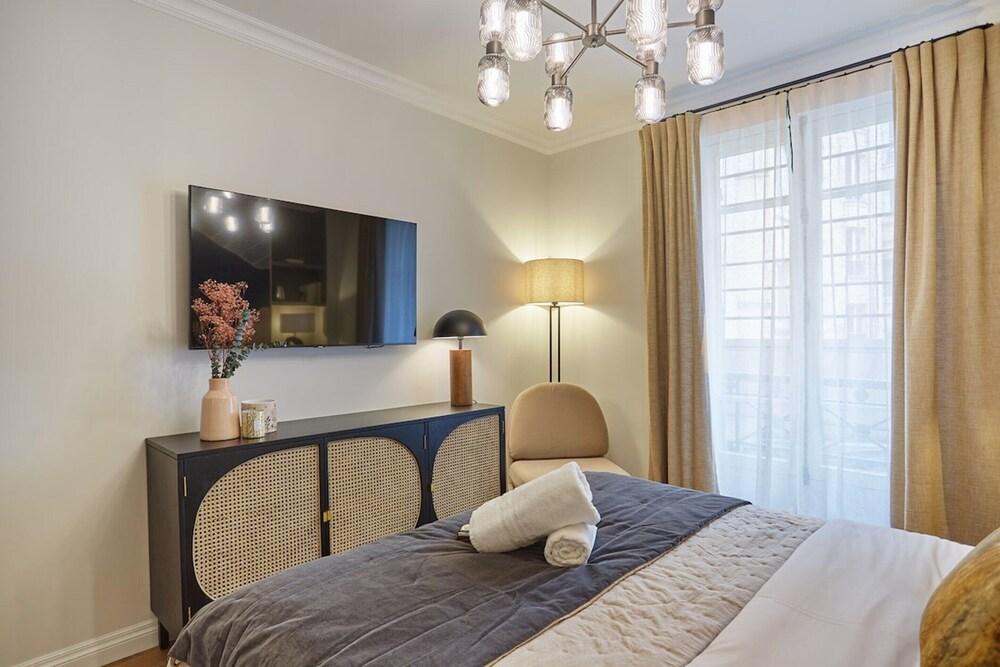 Superb new Flat Notre Dame de Paris - Tap to explore photos