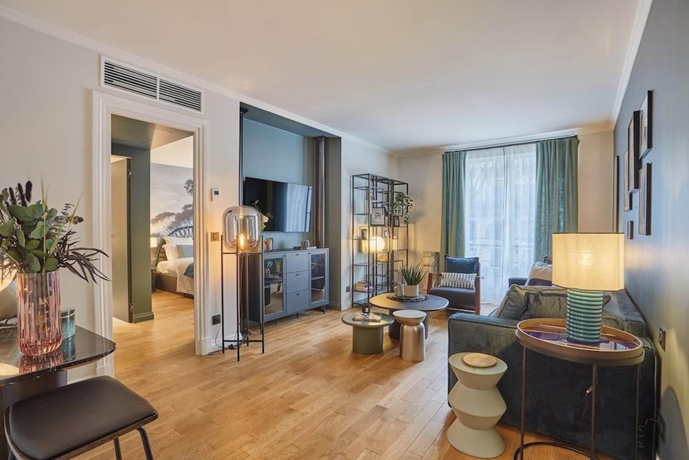 Superb new Flat Notre Dame de Paris - Tap to explore photos
