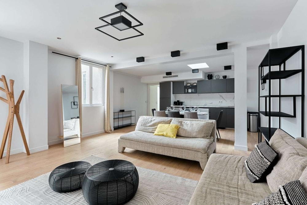 Superb Apartment Porte Maillot / Arc de Triomphe - Tap to explore photos
