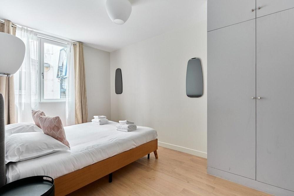 Superb Apartment Porte Maillot / Arc de Triomphe - Tap to explore photos