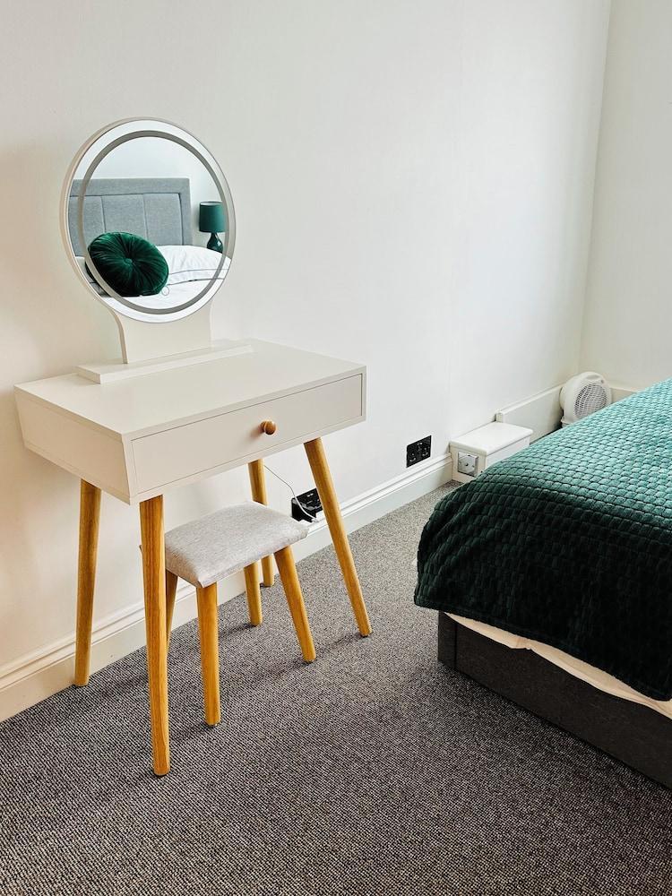 Camden Skyview Quality Apartment - Tap to explore photos