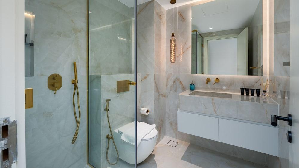 Modish Palm 3BR w Private Balcony Beach Access - Tap to explore photos