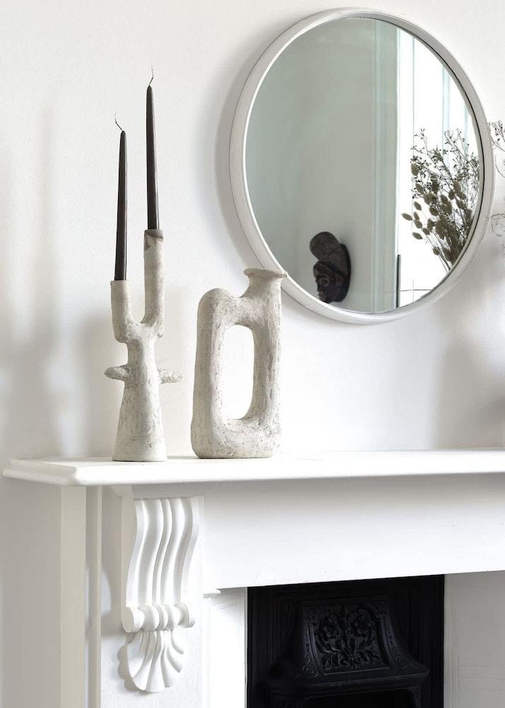 Sophisticated Notting Hill 2bed - Tap to explore photos