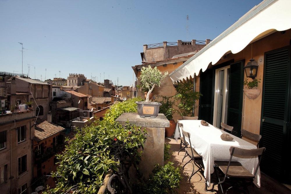 Campo De' Fiori&nbsp;Apartments - Tap to explore photos