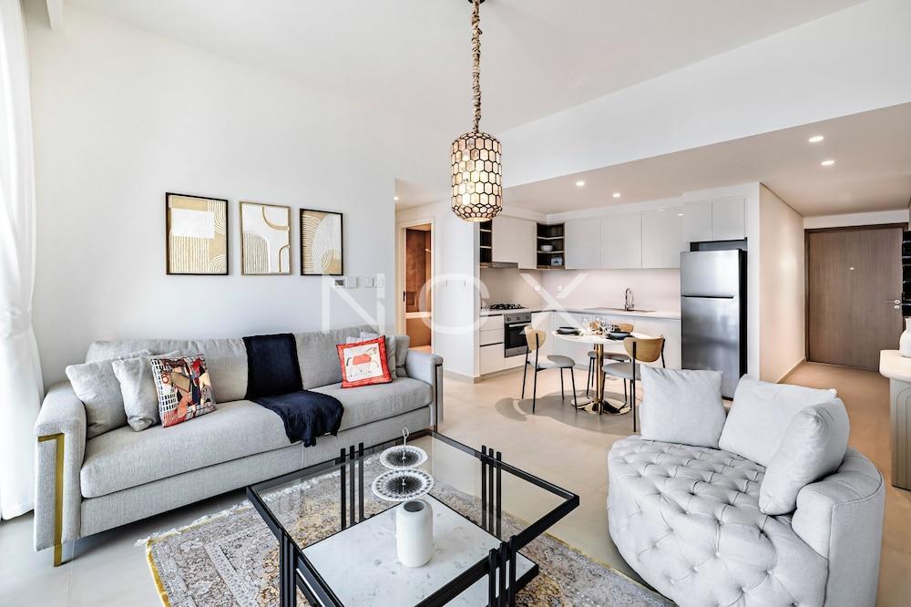 Elegant 1BR Downtown Views 2 T3 - Tap to explore photos