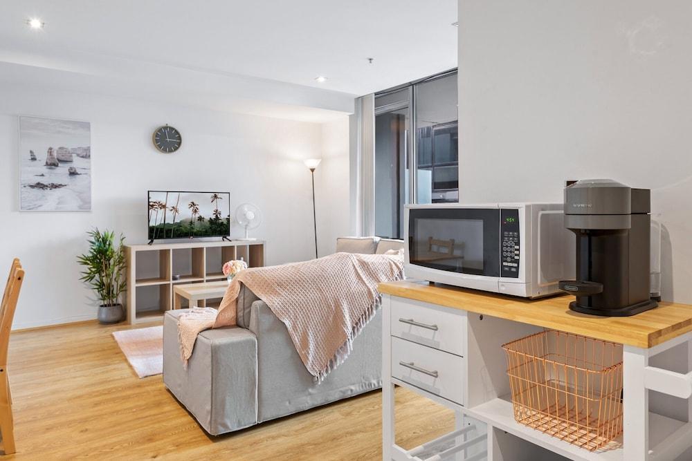 Central 2-bed Apartment With Parking, - Tap to explore photos