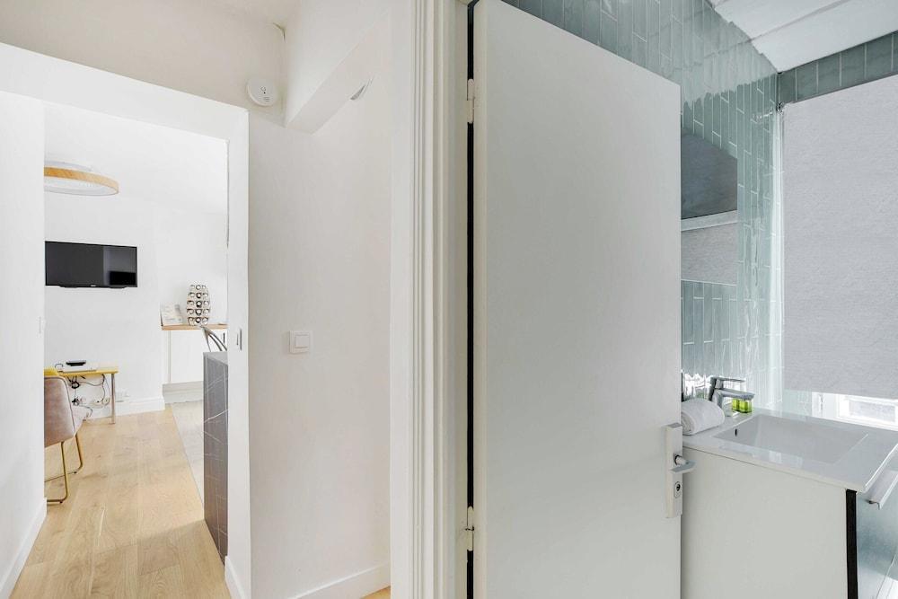 Charming Studio for 2 People - Bastille - Tap to explore photos