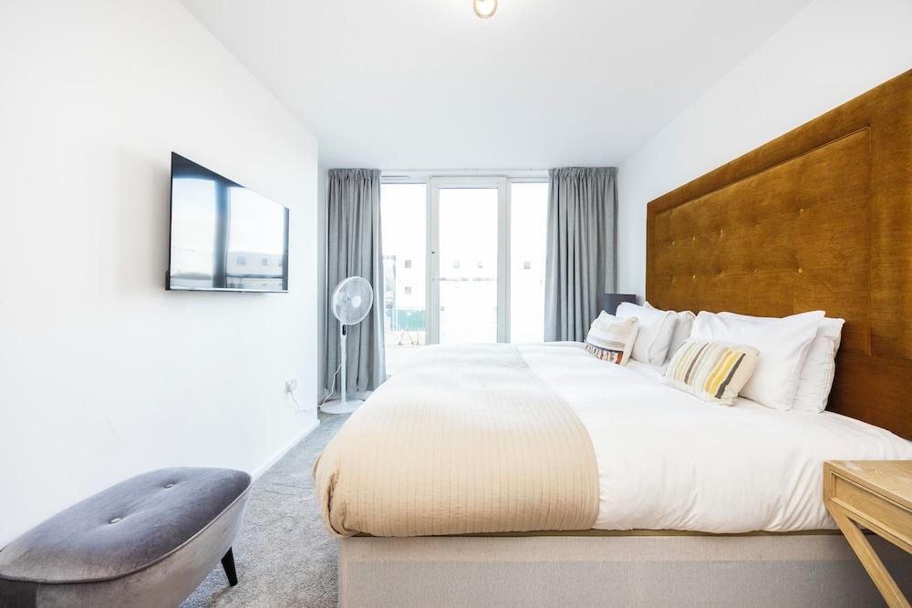 Hide Out Two Bed Apartment at ExCeL - Tap to explore photos