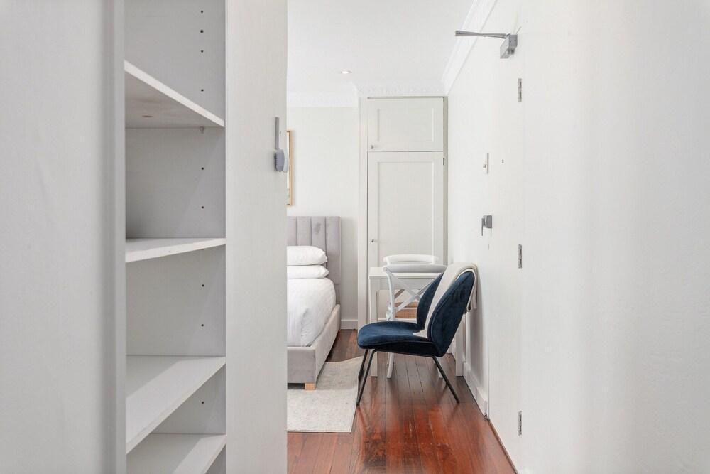 Light-filled Studio Near Rushcutters Bay Park - Tap to explore photos