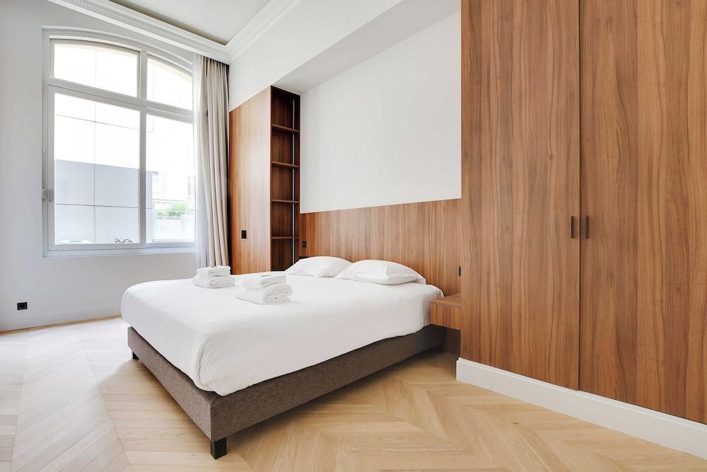 Sleek Apartment - 2bd/ 4P - Champs Elysees - Tap to explore photos
