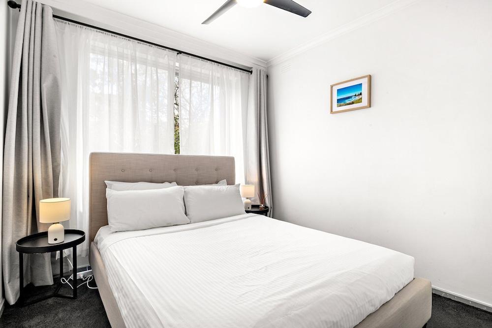 Serene 2-bed Apartment in St Kilda - Tap to explore photos