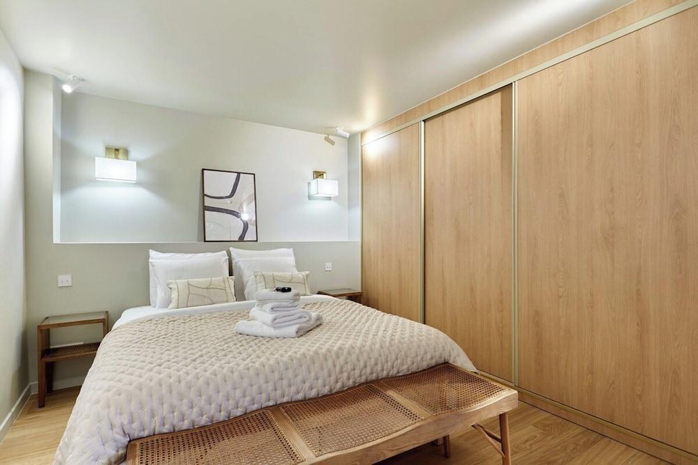 Superb Apartment Notre Dame De Paris - Tap to explore photos