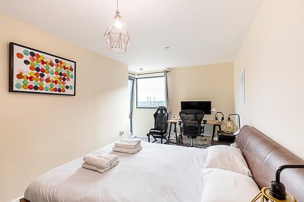 Sleek Flat w/ River Views In Canary Wharf - Tap to explore photos