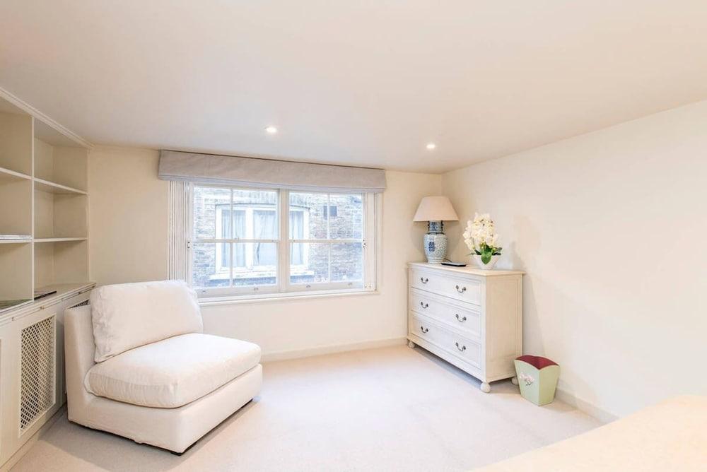 Marble Arch 3bed Family Home - Tap to explore photos