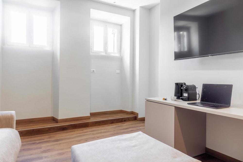 Vatican Pertusa Luxury Suites Room Type - Deluxe Suite, Balcony, City View